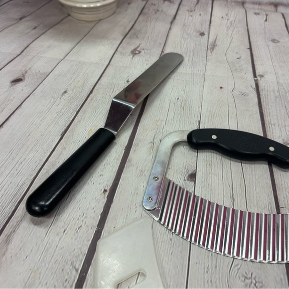pampered chef Black and Silver Kitchen gadget Set crinkle cutter  icing spatula - Picture 5 of 6